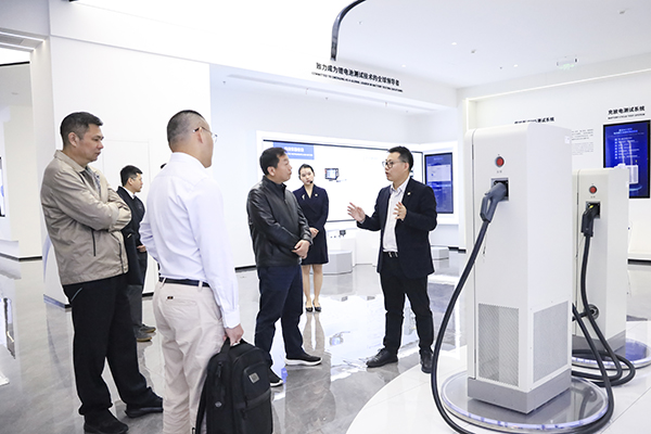 星云股份副董事長、總裁劉作斌向福船集團(tuán)副總經(jīng)理李振均一行介紹公司充電產(chǎn)品.jpg